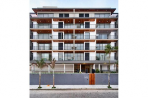 Apartamento Novo com quintal, wifi , piscina e perto de tudo !